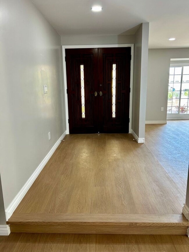 Building Photo - Welcome Home! Beautifully Renovated 3-Bedr...