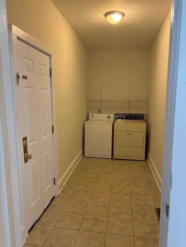 Building Photo - 2 Bedroom, 1.5 Baths Charming Bungalow located near Plaza Midwood