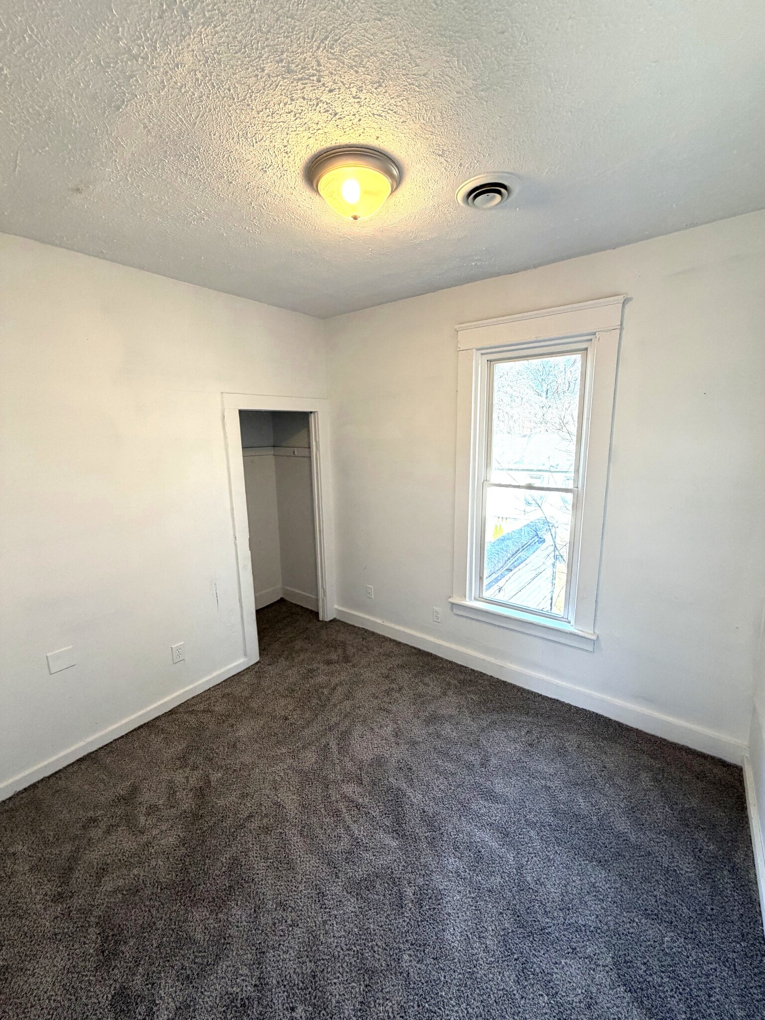 Building Photo - 731 W 4th St