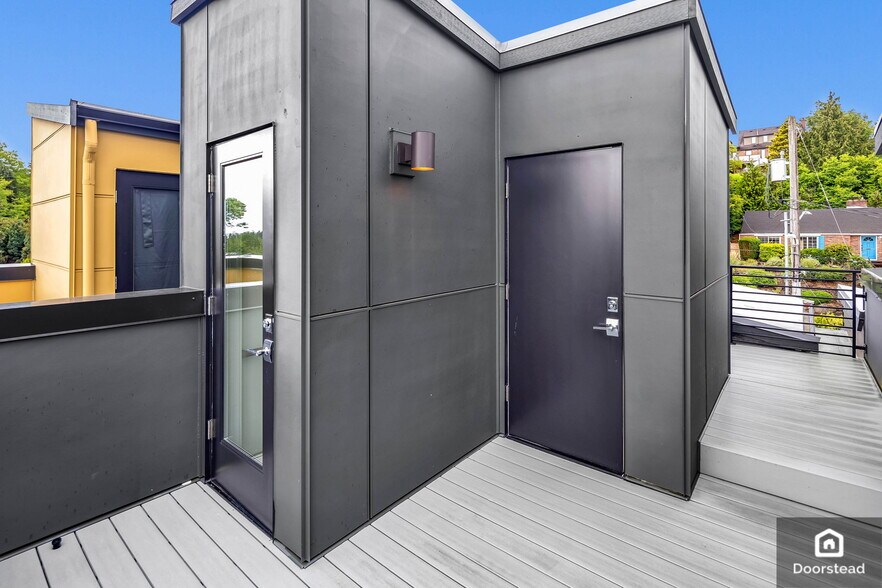 Building Photo - 3015 30th Ave W