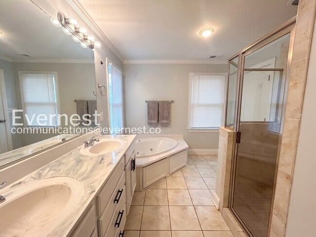 Building Photo - 309 Pickfair Way SW