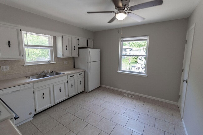 Building Photo - 1321 S Roseta Ave