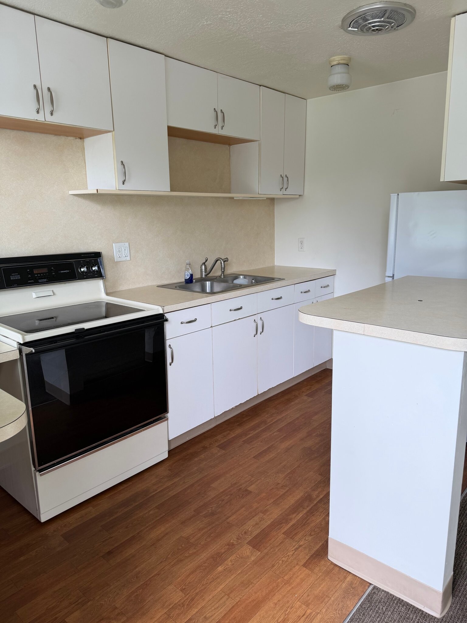 Building Photo - 100 Logan Ave S