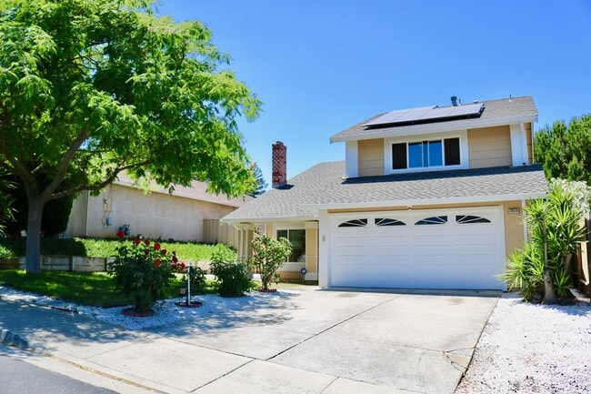 Primary Photo - SOLAR POWERED 3 Bedroom 2 bath with large ...