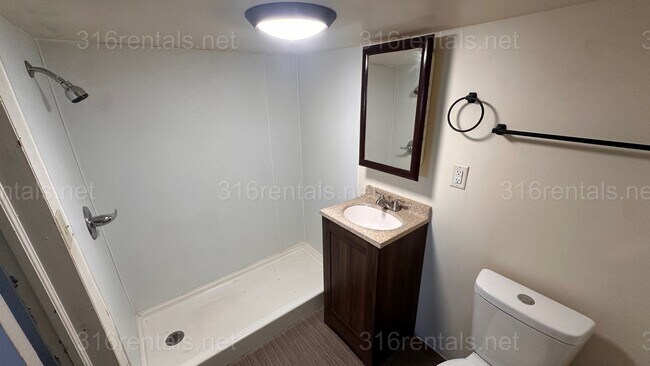 Building Photo - $625 - 1 nonconforming room / 1 bathroom - Apartment in the McCormick Neighborhood