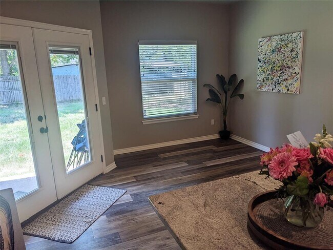 Building Photo - 3400 Lyric St