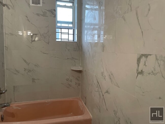 Building Photo - Cat-friendly 2.5 bedroom located in Astori...