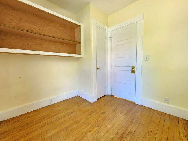 Building Photo - 387 College Ave