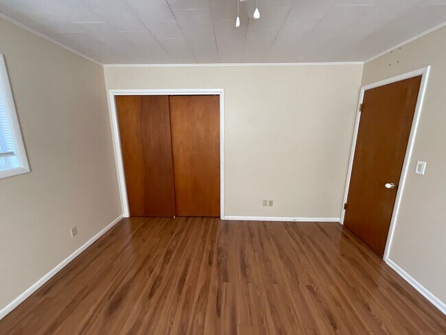 Building Photo - 10th St. Triplex