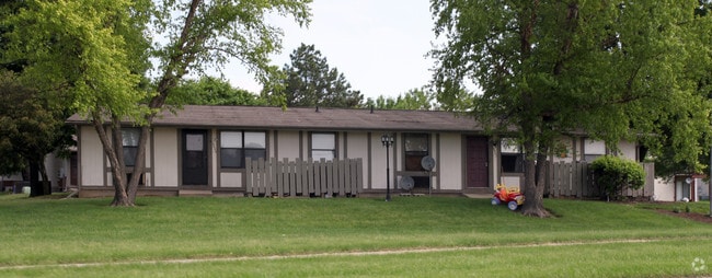 Primary Photo - Meadowood Apartments