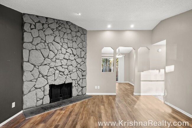 Building Photo - Renovated 2BD/1BA Duplex | Single-Level | Stoneridge – Tualatin