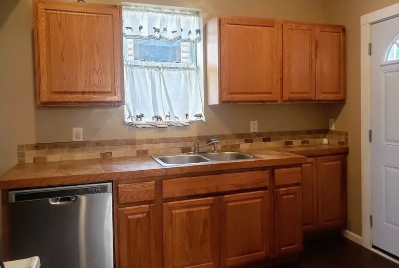 Building Photo - 231 N Elm St