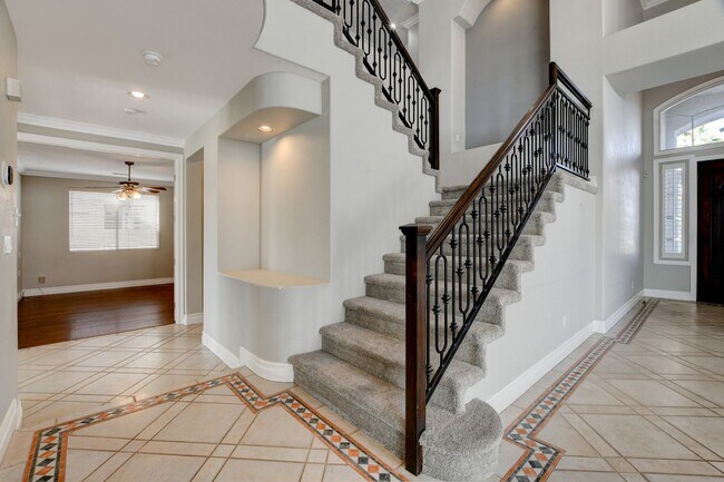 Building Photo - COMING SOON!! $1000 off 1st months Rent Guard-Gated Golf Course Living on the 14th Green!