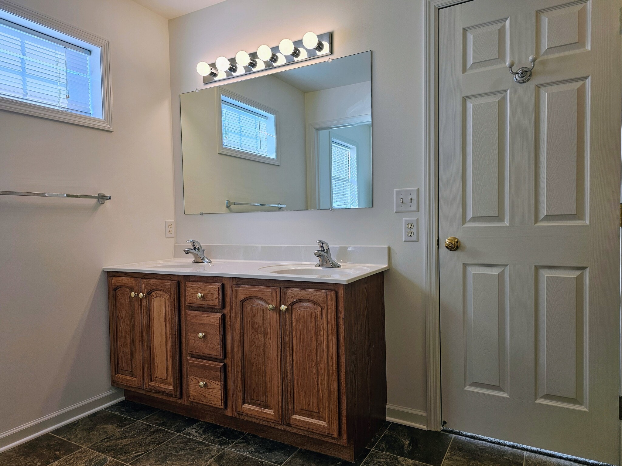 Building Photo - 701 Brentwood Dr