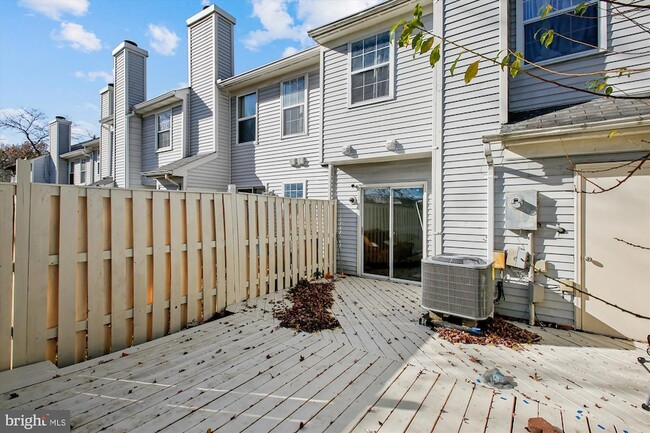 Building Photo - 8703 Village Green Ct