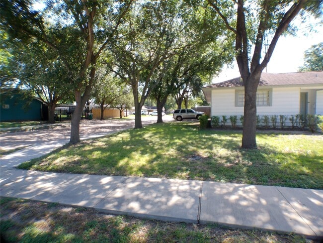 Building Photo - 1301 Glenmore Dr
