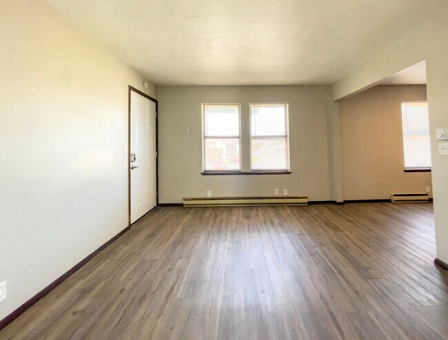 Building Photo - 2213 E Memorial Dr