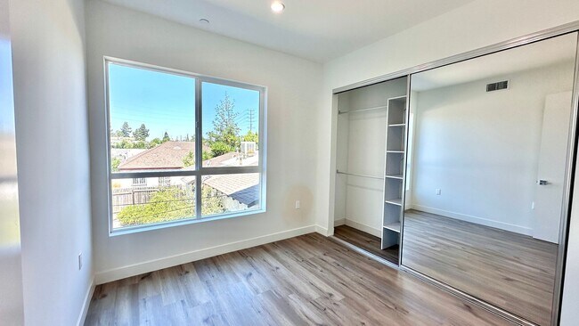 Building Photo - Spacious 3-Bedroom Low-Income Unit – Conte...