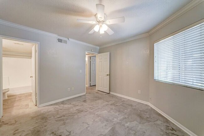 Building Photo - MOVE IN SPECIALS 2 weeks FREE - Townhouse with 2 Bedrooms 2 Bath!