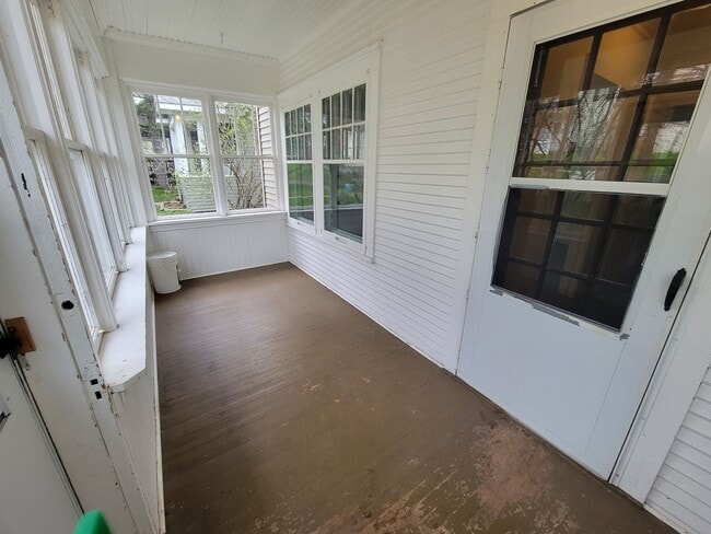 Building Photo - AVAILABLE JUNE 1ST -  Huge 6 Bed 2.5 Bath Home Close to campus!