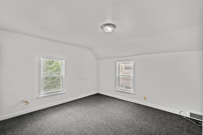 Building Photo - SCORE 50% OFF 1ST MONTH'S RENT IF SIGNED BY DEC 19! Stunning 2 bedroom home in Pitcairn available...