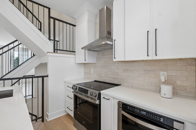 Building Photo - 1518 N Darien St
