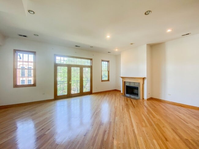 Building Photo - 2529 N Southport Ave