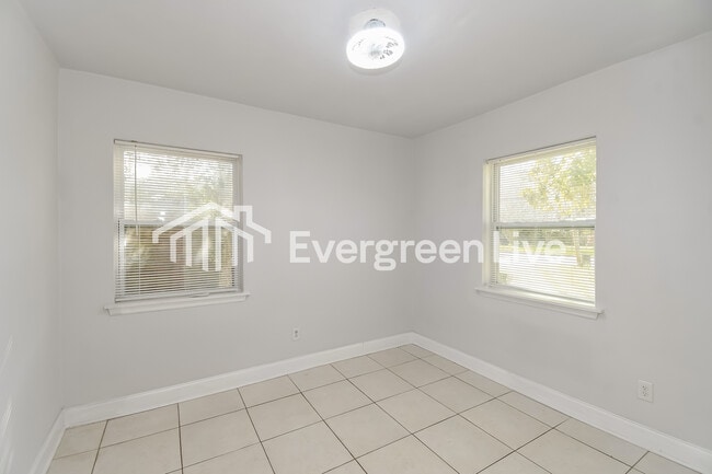 Building Photo - 2835 Belair Rd W