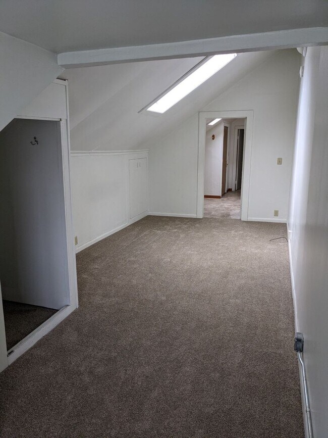 Building Photo - FALL 2026 AVAILABILITY!!!  2-bedroom, 1-bath apartment across from Kinnick and UIHC