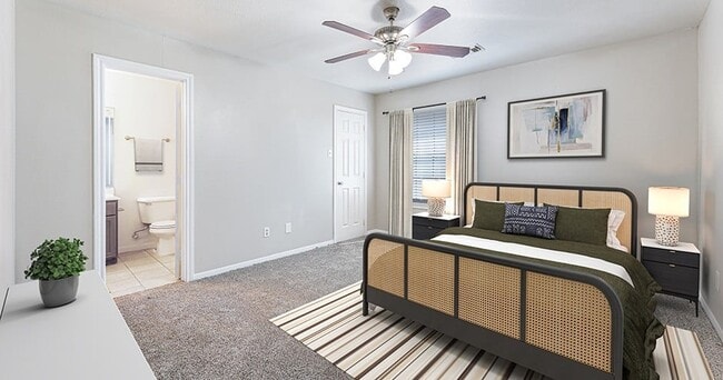 Building Photo - Villas on 517