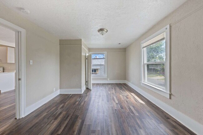 Building Photo - 2 Bedroom 2 Bathroom on College Street!