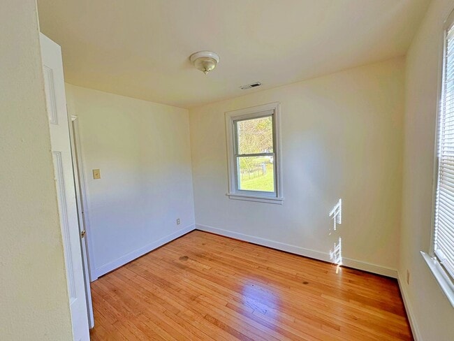 Building Photo - Cottage Rancher on Private Drive