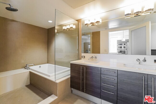 Building Photo - 1250 N Harper Ave