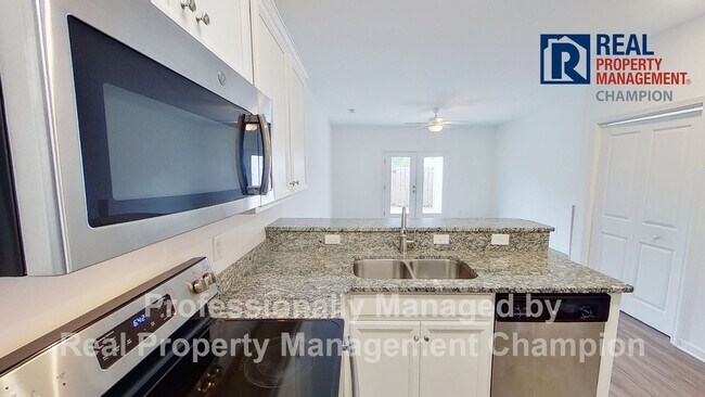 Building Photo - Fabulous Townhome in Heart of Leland