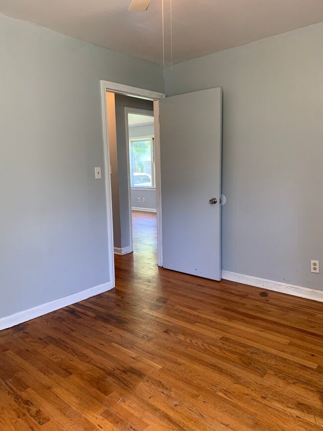 Building Photo - Updated 2 bed/1 bath, 720 sqft home!