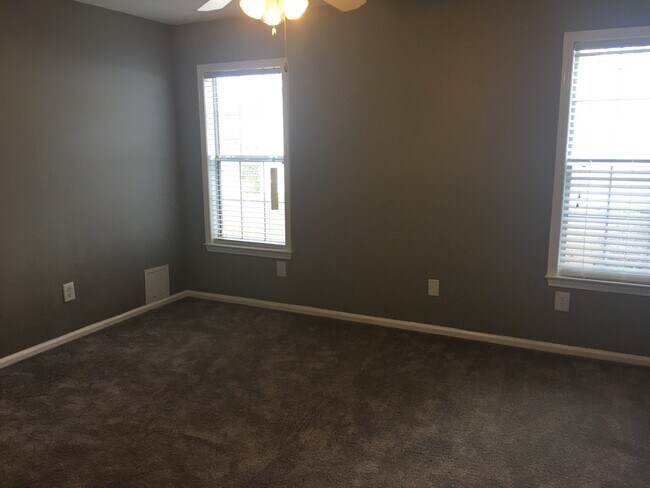 Building Photo - 4 Bedroom 2 Bathroom Home