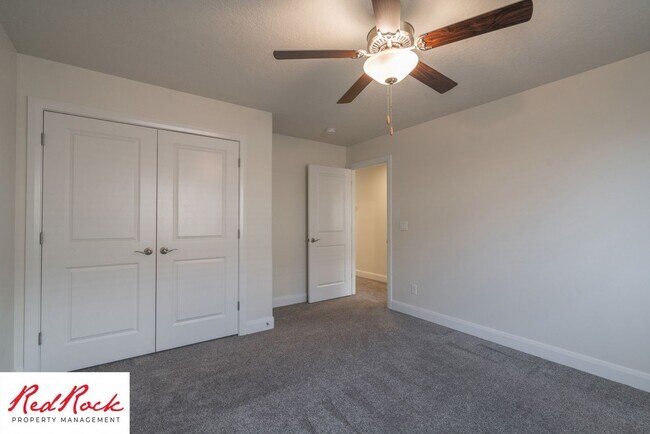 Building Photo - Modern Townhome in Desirable Hurricane Hei...