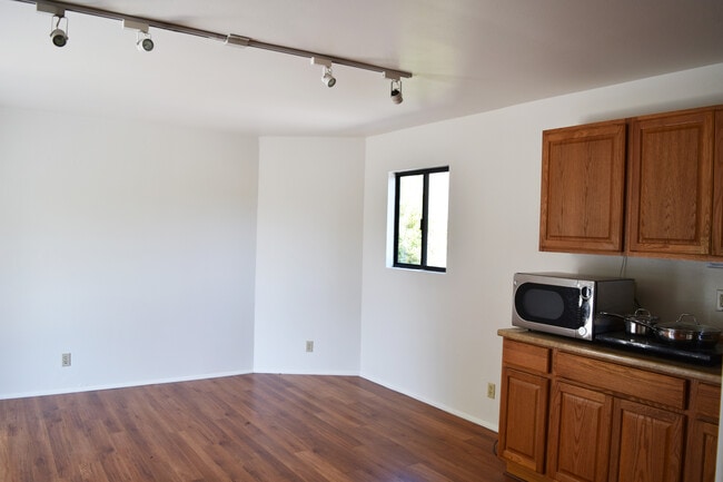 Interior view - 2330 Malcolm Ave