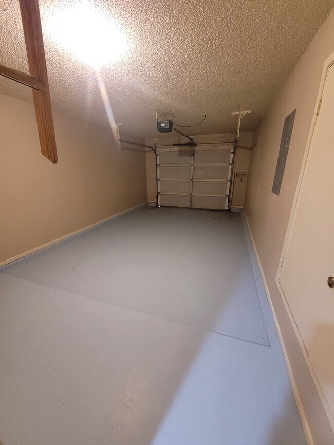 Building Photo - 2 bed 2 bath townhome with 1 car garage