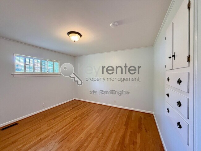 Building Photo - 1406 Highland Way
