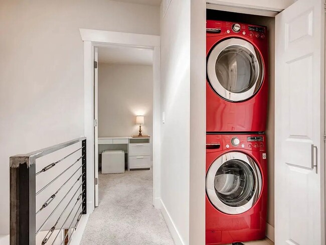 Building Photo - Charming End-Unit Townhome for Rent in Cur...