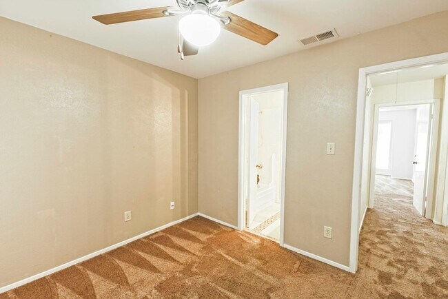 Building Photo - Dallas Townhome with Reserved Parking