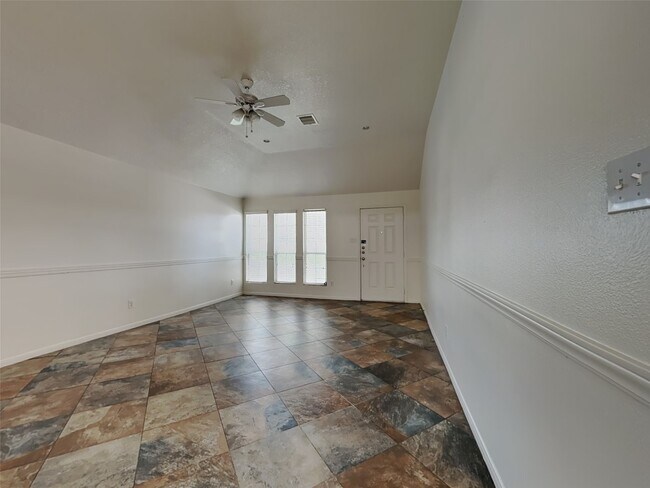 Building Photo - 2407 Aspen Dale Dr