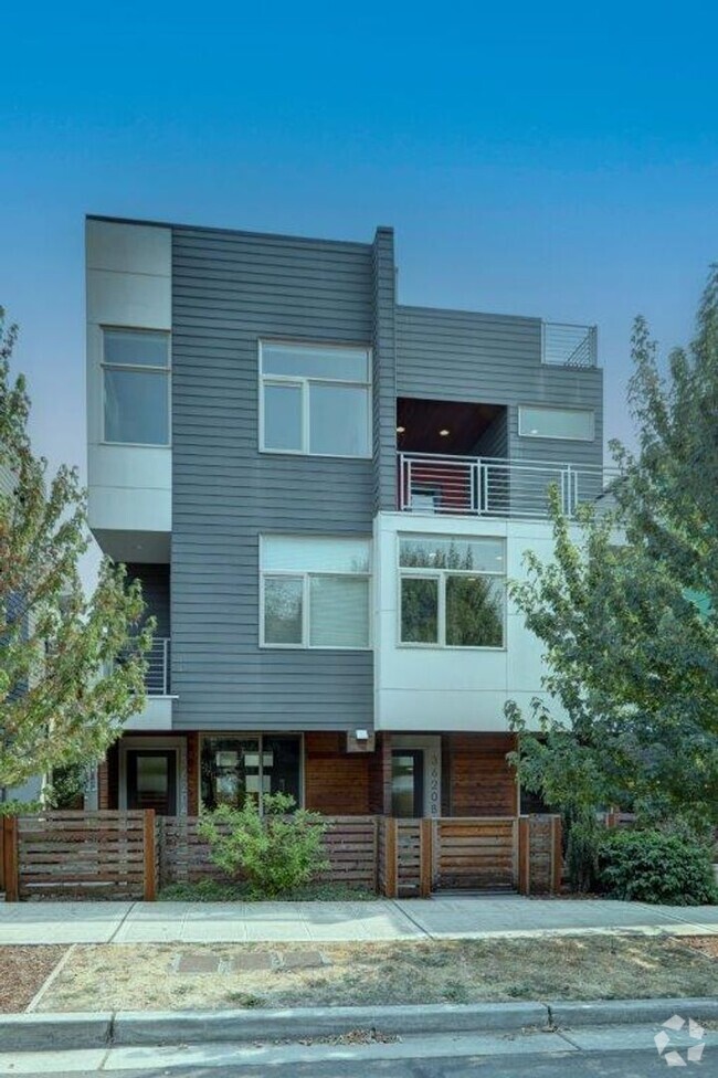 Building Photo - Luxurious 3bd, 2ba Townhouse Available wit...