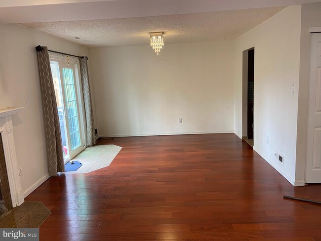 Building Photo - 1215 Chanticleer