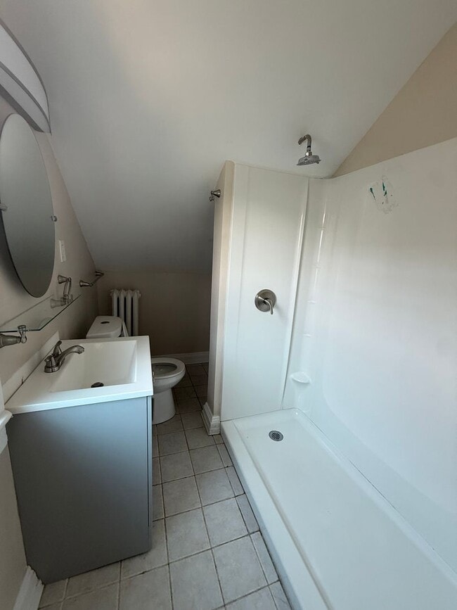 Building Photo - Spacious 3 Bed, 2 Bath Single Family home ...