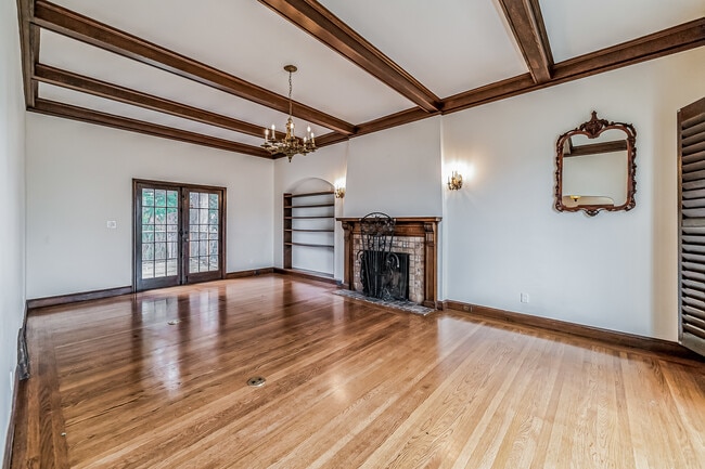Building Photo - 496 Crestlake Dr