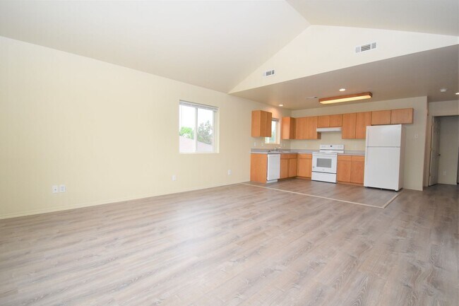 Building Photo - Beautiful 4 bedroom, 3 bathroom unit with attached garage!