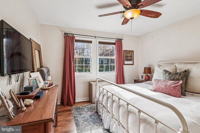 Building Photo - 832 Clifton Ave