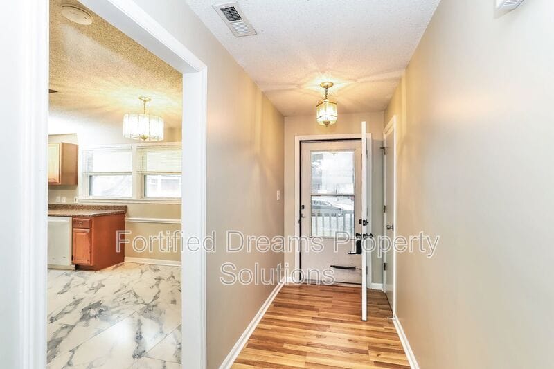 Building Photo - 2204 Celeste Ct